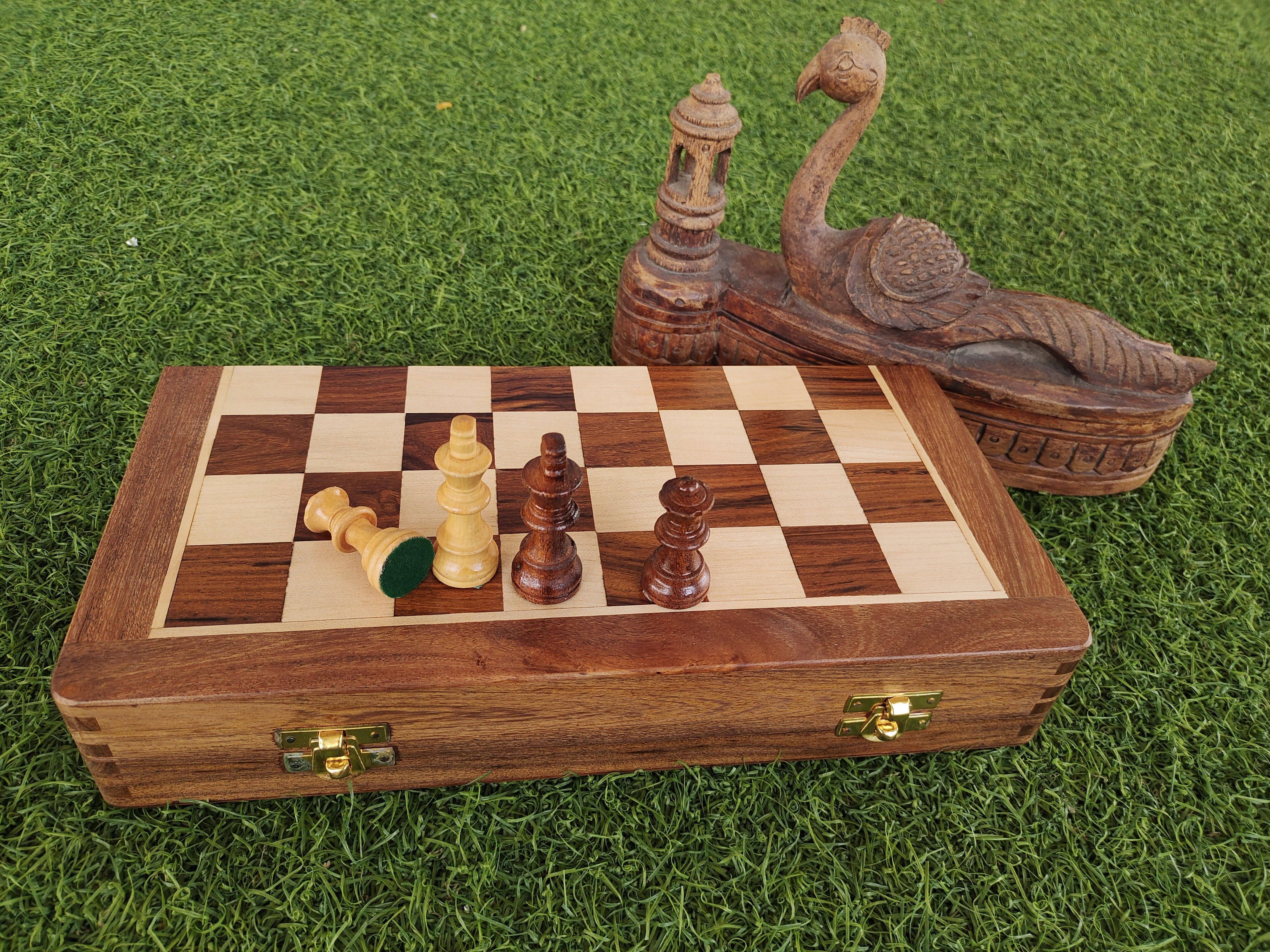 Foldable Wooden Chess set: Magnetic